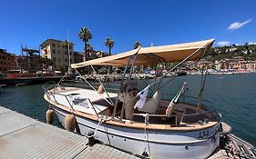 Welcome Riviera - Al Castello-Vista Mare -Romantico E Centrale A 20 Metri Dal Mare-Toll Parking At 15 Euro Per Day To Be Booked In Advance -Subject To Availability
